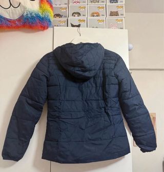 Abrigo azul acolchado con capucha