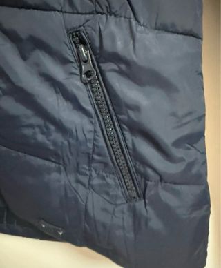 Abrigo azul acolchado con capucha