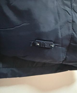 Abrigo azul acolchado con capucha