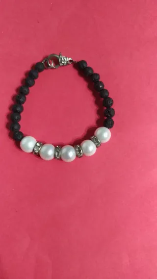 Pulsera perlas y roca volcánica cierre plata