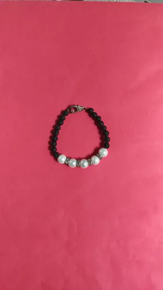 Pulsera perlas y roca volcánica cierre plata