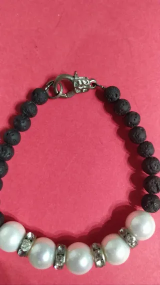 Pulsera perlas y roca volcánica cierre plata