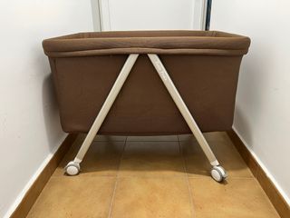 Minicuna Petit Praia marrón con ruedas