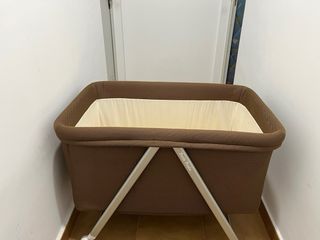 Minicuna Petit Praia marrón con ruedas