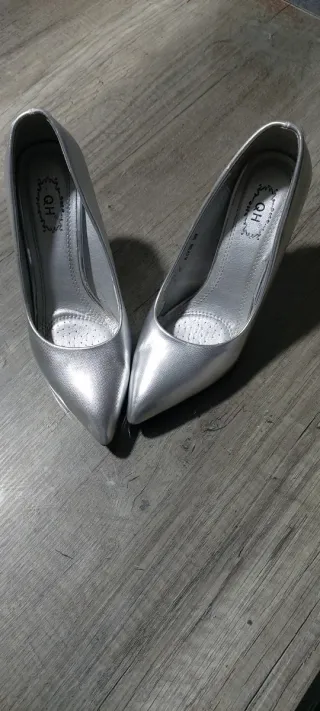 Zapatos de tacón plateados