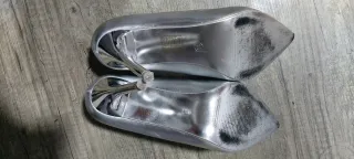 Zapatos de tacón plateados