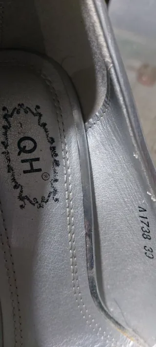 Zapatos de tacón plateados