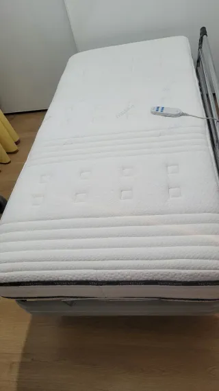 Cama geriátrica articulada, barandilla y colchón