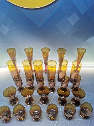 Set di bicchieri in cristallo, 28 tipi diversi (tubo, champagne, liquore..) ambra anni '70, decorazione con cigno