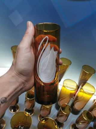 Set di bicchieri in cristallo, 28 tipi diversi (tubo, champagne, liquore..) ambra anni '70, decorazione con cigno