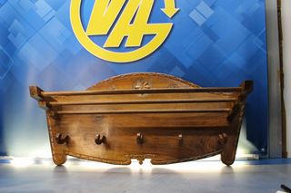 Perchero sombrerero de madera tallada. Rústico montaña.