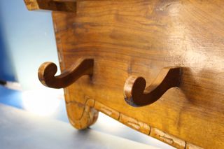 Perchero sombrerero de madera tallada. Rústico montaña.