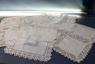 3 tappeti all'uncinetto e 1 di vainica.