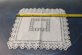 3 tappeti all'uncinetto e 1 di vainica.