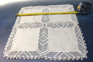 3 tappeti all'uncinetto e 1 di vainica.