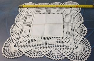 3 tappeti all'uncinetto e 1 di vainica.