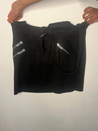 Falda negra con cremalleras