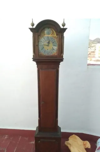 Reloj de pie antiguo de madera