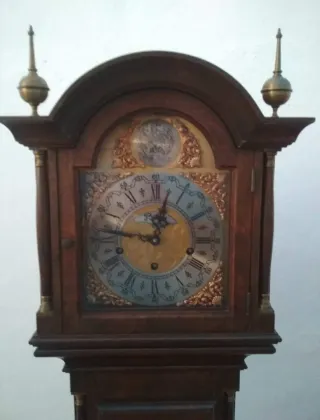 Reloj de pie antiguo de madera