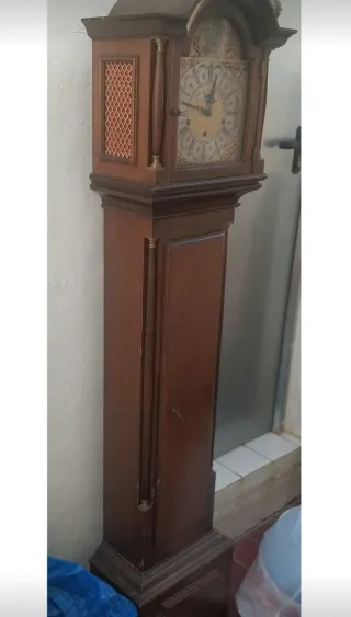 Reloj de pie antiguo de madera