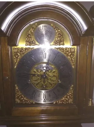 Reloj de pie antiguo de madera