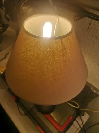 Lámpara de mesa beige y negra