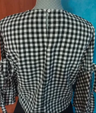 Blusa Vichy con Bordado Floral