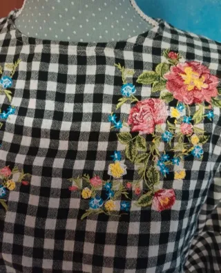 Blusa Vichy con Bordado Floral