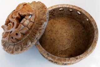 Caja o joyero de piedra antigua vintage India 1970