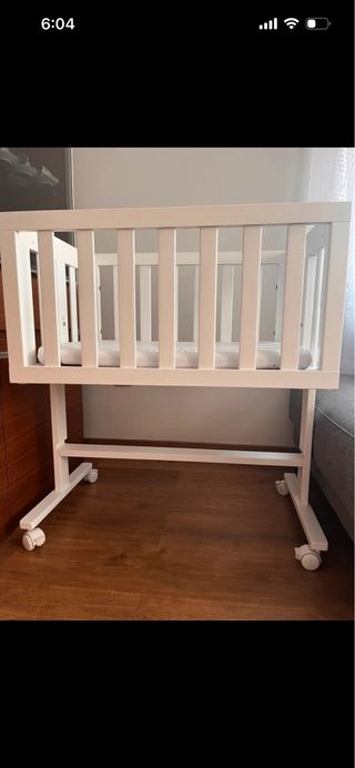 Minicuna colecho blanca con ruedas