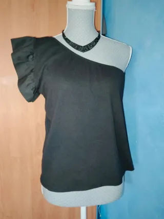 Camiseta negra hombro descubierto
