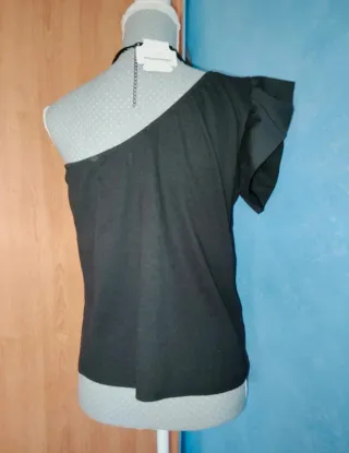 Camiseta negra hombro descubierto