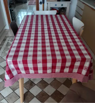 Tovaglia 1.30x2.00 + 8 tovaglioli+ omaggio