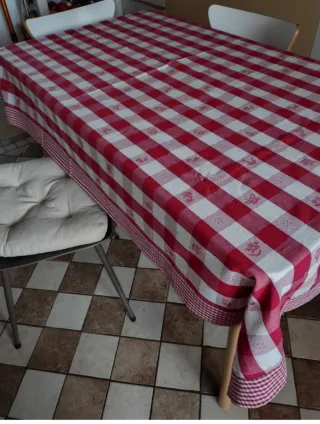 Tovaglia 1.30x2.00 + 8 tovaglioli+ omaggio