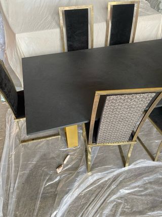 Salón Francés con 6 Sillas y mesa de piedra negra