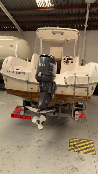 Embarcación cabinada selva marine