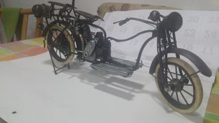 Preziosa moto antica in metallo