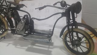 Preziosa moto antica in metallo