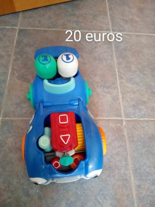 Aparcamiento y coches de juguete