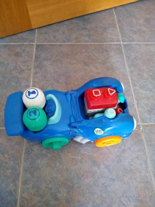 Aparcamiento y coches de juguete