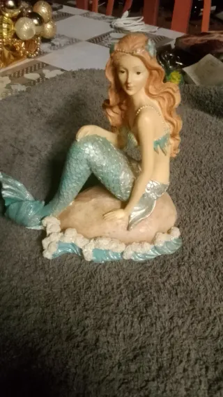 Figura Sirenita Sentada en Roca