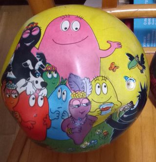 Carrito y pelotas de colores