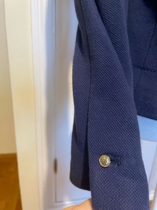 Americana Zara azul con botones dorados