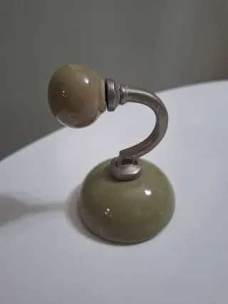 Perchero de cerámica verde oliva