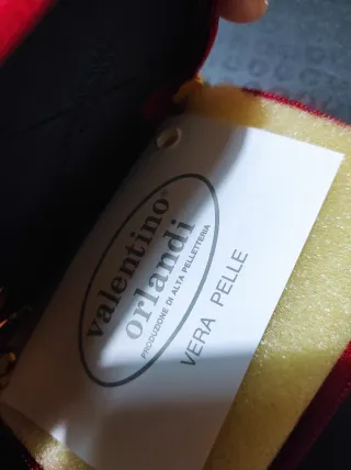 Portachiavi in pelle rosso con dettagli oro