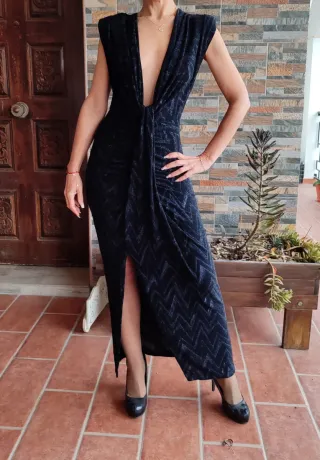 Vestido largo negro.