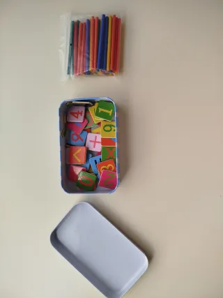 Caja con varillas de cálculo y números