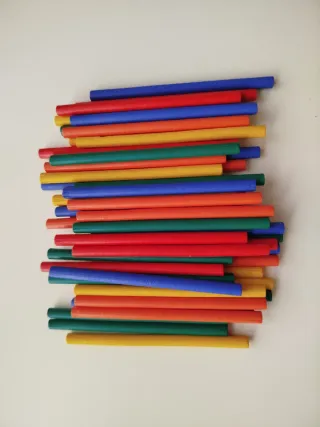 Caja con varillas de cálculo y números