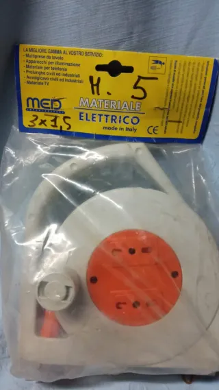 Avvolgicavo elettrico con prese