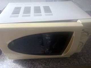 Microonde bianco e beige